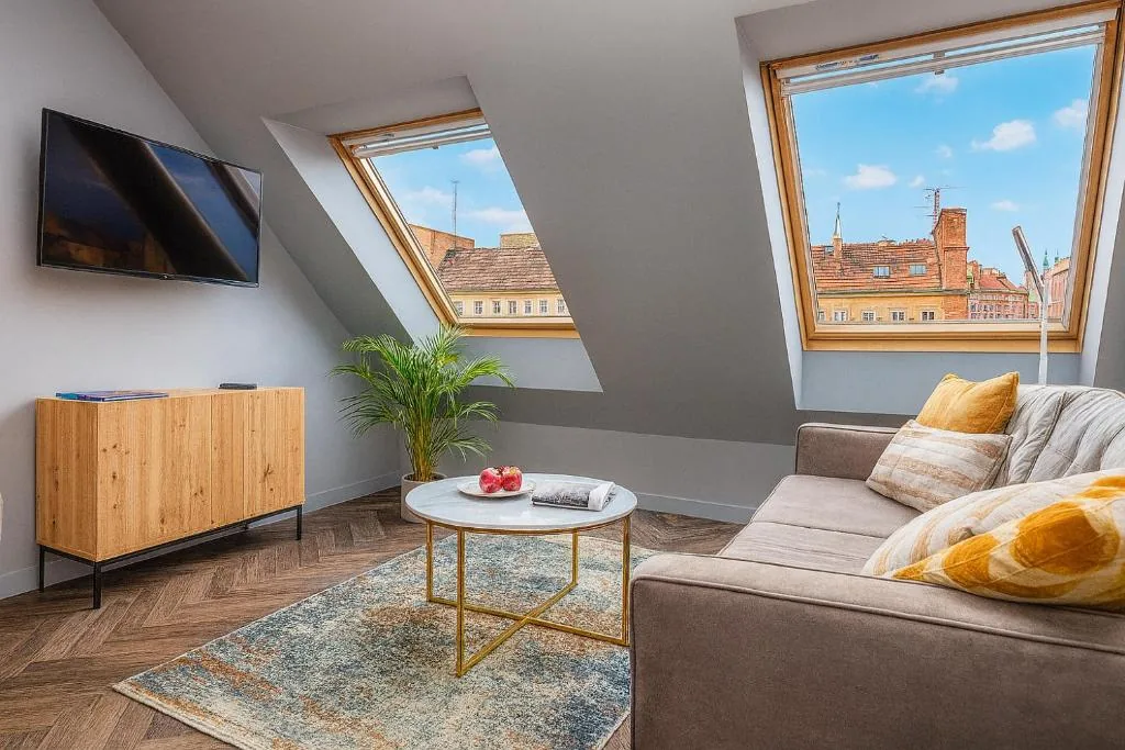 Widok z okna apartamentu Sky na kolorowe kamienice Rynku